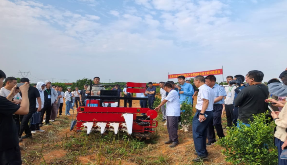 江苏省农科院工程所参加全国丘陵山区油料作物生产全程机械化技术研讨推进会